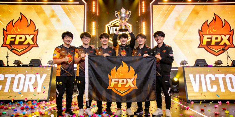 FPX战队赛后庆祝胜利合影